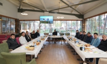 Siverek Belediye Başkanı Ayşe Çakmak gazetecilerle kahvaltıda bir araya geldi