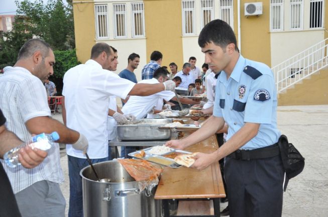 Şanlıurfa Valisi Celalettin Güvenç, ramazan ayında başlattığı tüm mahalleleri kapsayacak şekilde her gün bir okulda olmak üzere, 30 gün boyunca 30 semtte iftar yemeği programı kapsamında Siverek ilçesinde de her gün bir okulda kaymakamlık bünyesinde hayırseverlerinde katkısıyla iftar yemeği verilmeye başlandı.