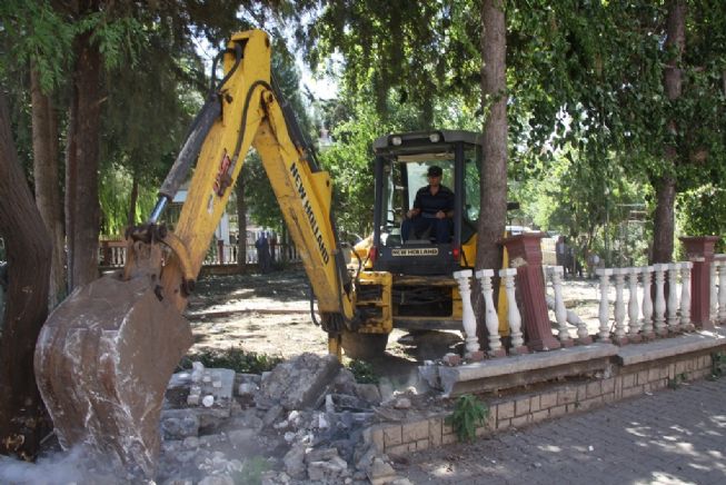 Siverek ilçesinin en eski parklarından biri olan Kanlıkuyu parkında çevre düzeleme çalışmaları başladı.      Parkın duvarları kaldırılarak halka açık bir alan haline getirileceğini belirten Belediye Başkan Yardımcısı Cumali Bayram çalışmalarla ilgili yaptığı açıklamada şunları kaydetti