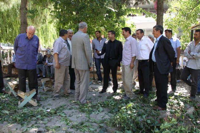 Siverek ilçesinin en eski parklarından biri olan Kanlıkuyu parkında çevre düzeleme çalışmaları başladı.      Parkın duvarları kaldırılarak halka açık bir alan haline getirileceğini belirten Belediye Başkan Yardımcısı Cumali Bayram çalışmalarla ilgili yaptığı açıklamada şunları kaydetti