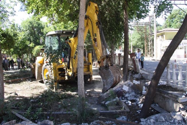 Siverek ilçesinin en eski parklarından biri olan Kanlıkuyu parkında çevre düzeleme çalışmaları başladı.      Parkın duvarları kaldırılarak halka açık bir alan haline getirileceğini belirten Belediye Başkan Yardımcısı Cumali Bayram çalışmalarla ilgili yaptığı açıklamada şunları kaydetti