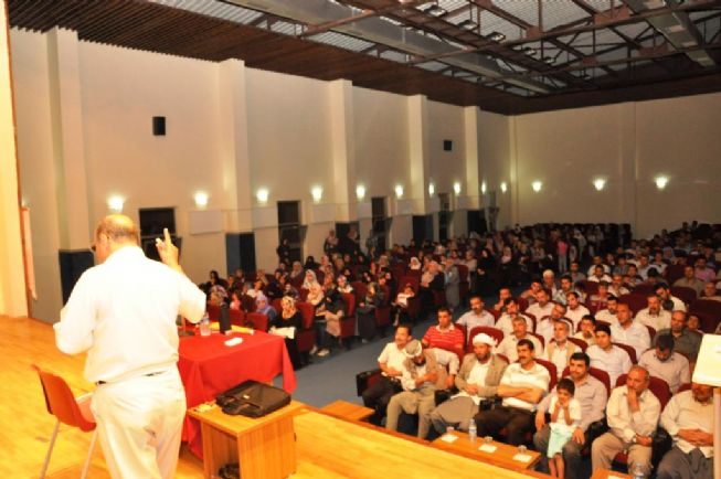 Siverek-Der'den Ailede Fedakârlık KonferansıSiverek Eğitim Yardımlaşma ve Dayanışma Derneği tarafından Eyüp Cenap Gülpınar Gençlik Merkezinde Ailede Fedakârlık konulu konferans düzenlendi.      İlçenin Yeni Şehir mahallesinde bulunan Eyyüp Cenap Gülpınar Gençlik Merkezinde Verilen Konferansa konuşmacı olarak Aile Danışmanı Eğitimci ve Yazar Ahmet Yoldaş katıldı. 1 Saat süren programda yoldaş 