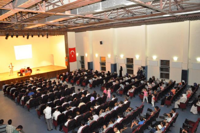 Siverek-Der'den Ailede Fedakârlık KonferansıSiverek Eğitim Yardımlaşma ve Dayanışma Derneği tarafından Eyüp Cenap Gülpınar Gençlik Merkezinde Ailede Fedakârlık konulu konferans düzenlendi.      İlçenin Yeni Şehir mahallesinde bulunan Eyyüp Cenap Gülpınar Gençlik Merkezinde Verilen Konferansa konuşmacı olarak Aile Danışmanı Eğitimci ve Yazar Ahmet Yoldaş katıldı. 1 Saat süren programda yoldaş 