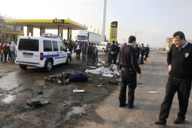 ŞANLIURFA'nın  Siverek ilçesinde meydana gelen trafik kazasında kamyonetin motosikletle çarpışması sonucu motosikletin üzerinde bulunan 14 yaşlarında iki çocuktan bir olay yerinde yaşamını yitirdi diğeri ağır yaralandı.