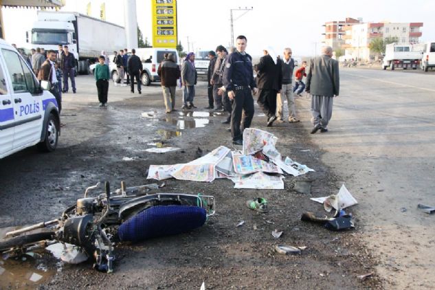 ŞANLIURFA'nın  Siverek ilçesinde meydana gelen trafik kazasında kamyonetin motosikletle çarpışması sonucu motosikletin üzerinde bulunan 14 yaşlarında iki çocuktan bir olay yerinde yaşamını yitirdi diğeri ağır yaralandı.