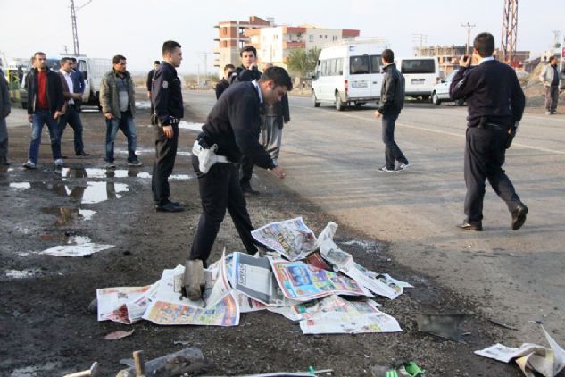 ŞANLIURFA'nın  Siverek ilçesinde meydana gelen trafik kazasında kamyonetin motosikletle çarpışması sonucu motosikletin üzerinde bulunan 14 yaşlarında iki çocuktan bir olay yerinde yaşamını yitirdi diğeri ağır yaralandı.