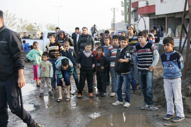 ŞANLIURFA'nın  Siverek ilçesinde meydana gelen trafik kazasında kamyonetin motosikletle çarpışması sonucu motosikletin üzerinde bulunan 14 yaşlarında iki çocuktan bir olay yerinde yaşamını yitirdi diğeri ağır yaralandı.