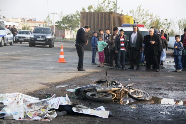 ŞANLIURFA'nın  Siverek ilçesinde meydana gelen trafik kazasında kamyonetin motosikletle çarpışması sonucu motosikletin üzerinde bulunan 14 yaşlarında iki çocuktan bir olay yerinde yaşamını yitirdi diğeri ağır yaralandı.