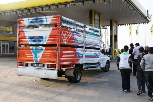 ŞANLIURFA'nın  Siverek ilçesinde meydana gelen trafik kazasında kamyonetin motosikletle çarpışması sonucu motosikletin üzerinde bulunan 14 yaşlarında iki çocuktan bir olay yerinde yaşamını yitirdi diğeri ağır yaralandı.