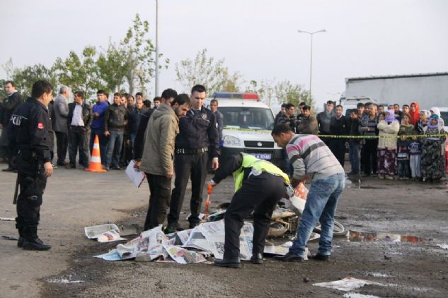 ŞANLIURFA'nın  Siverek ilçesinde meydana gelen trafik kazasında kamyonetin motosikletle çarpışması sonucu motosikletin üzerinde bulunan 14 yaşlarında iki çocuktan bir olay yerinde yaşamını yitirdi diğeri ağır yaralandı.