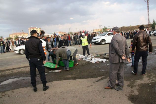 ŞANLIURFA'nın  Siverek ilçesinde meydana gelen trafik kazasında kamyonetin motosikletle çarpışması sonucu motosikletin üzerinde bulunan 14 yaşlarında iki çocuktan bir olay yerinde yaşamını yitirdi diğeri ağır yaralandı.