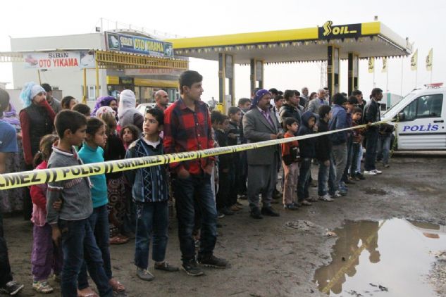 ŞANLIURFA'nın  Siverek ilçesinde meydana gelen trafik kazasında kamyonetin motosikletle çarpışması sonucu motosikletin üzerinde bulunan 14 yaşlarında iki çocuktan bir olay yerinde yaşamını yitirdi diğeri ağır yaralandı.