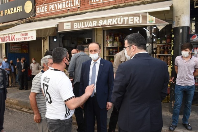 Kaymakamlık çıkışında beraberindekilerle sosyal mesafeyi vurgulayan bir fotoğraf çektiren Vali Erin, daha sonra esnaf ve vatandaşları ziyaret ederek maske kullanılması, sosyal mesafe kurallarına uyulması yönünde tavsiyelerde bulundu.