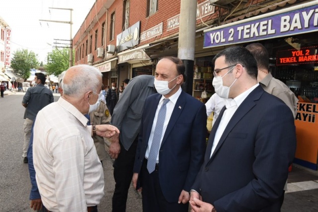 Koronavirüs salgını karşısında Siverek’in durumunun değerlendirildiği ve alınacak yeni tedbir kararlarının istişare edildiği toplantıda, başta Siverek olmak üzere il merkezi ve ilçelerde bulunan  atölye, fabrika ve benzeri işyerlerinin denetimlerinin sıklaştırılması, diğer tedbir kararlarının da takibinin sıkı şekilde yapılmasına vurgu yapıldı.