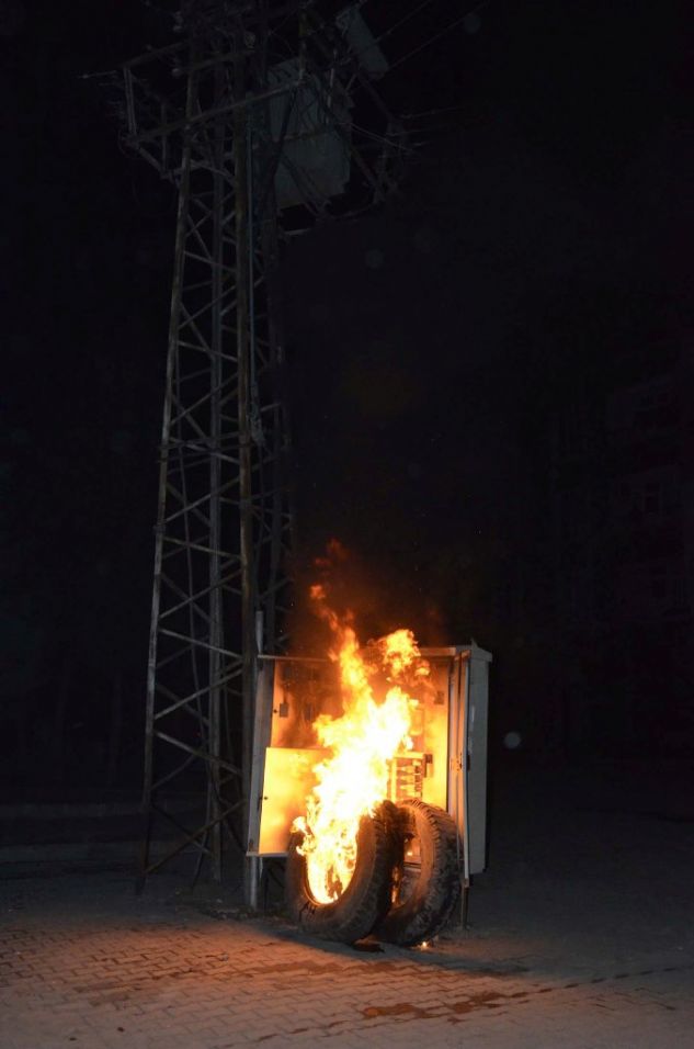 Elektriksiz Kalan Mahalleli  Yine Trafoyu Ateşe Verdi