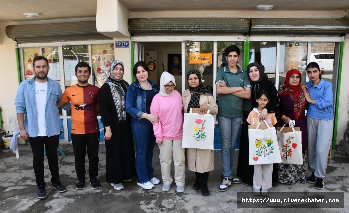 Otizmli Öğrenciler Resim Atölyesinde Yeteneklerini Sergiledi