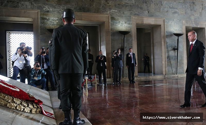 Cumhurbaşkanı Erdoğan, YAŞ üyeleriyle Anıtkabir’i ziyaret etti