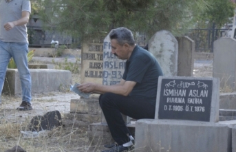 Siverek'te Bayram Sabahında Vatandaşlar  Mezarlığa  Akın  Etti