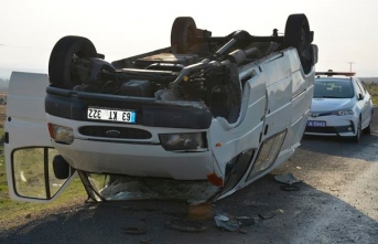 Siverek'te minibüs şarampole devrildi: 2 yaralı
