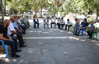 Siverek'te Muhtarların Belediye Önünde Oturma Eylemi