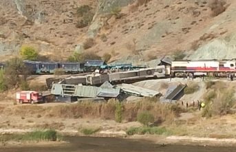 Ankara'da iki tren kafa kafaya çarpıştı