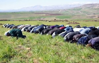 Yağış olmayınca, yağmur duasına çıktılar