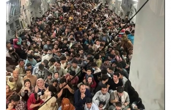 Afganistan'da çaresizliğin fotoğrafı çekildi: 640 insan, tek bir kargo uçağına sığındı