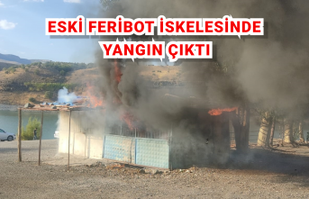 Eski feribot iskelesinde yangın