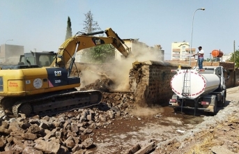 Madde bağımlıların yuvası olan metruk evler yıkılarak yeşil alana dönüştürülüyor