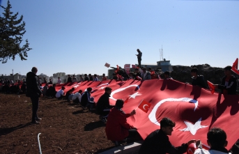 Siverek'te Coşkulu Bir Kutlama: Kaleye Bayrak Yürüyüşü
