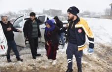 Karla Kapanan Kırsal Mahallede Diyaliz Hastasını Belediye Ekipleri Kurtardı