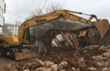 Siverek’te çöken metruk ev güvenli şekilde yıkıldı