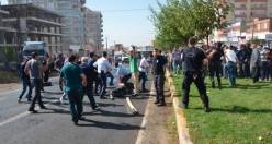 Elindeki satırla karayolunu trafiğe kapattı, üzerine benzin döküp polise saldırdı.