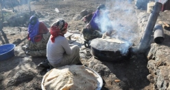 Siverekli Köylü Kadınlardan Yufka Ekmek 