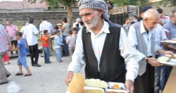 Siverek'te Okul Bahçesinde Verilen İftar Yemeklerine Yoğun İlgi