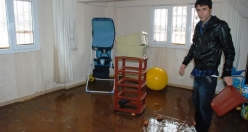 Siverek'te etkili olan yağış bir çok ev ve işyerini sular altında bıraktı