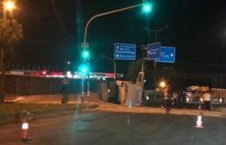 Siverek'te Kavşağı alamayan Kamyon devrildi