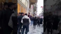 Sokakta Kürtçe şarkı söyleyen gençlere polis ekiplerinden engel