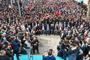 Bucak’ın seçim bürosu açılışları miting havasında geçiyor