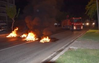 Suyu Akmayan Mahalleli Lastik Yakıp Yol Kapattı