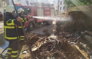 Mahallede çıkan yangın paniğe neden oldu