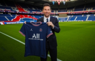 Lionel Messi resmen Paris Saint Germain'de