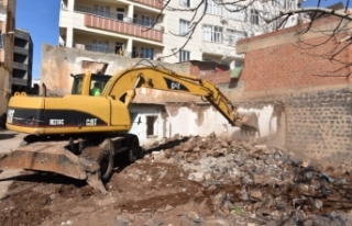 Siverek’te metruk evler yıkılıyor