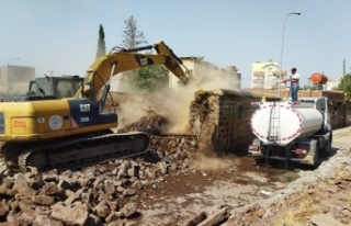 Madde bağımlıların yuvası olan metruk evler yıkılarak...