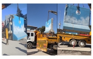 İlk işi belediye önündeki beton blokları kaldırmak...