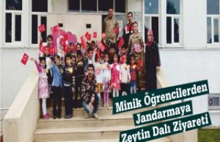 Minik Öğrencilerden Jandarmaya Zeytin Dalı Ziyareti