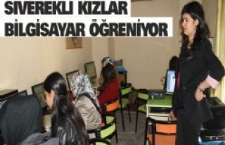  SİVEREKLİ KIZLAR BİLGİSAYAR ÖĞRENİYOR