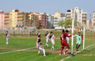 FUTBOLCULAR YEŞİL SAHADA KAVGA ETTİ.