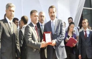 Bakandan Belediye Başkanına Plaket 