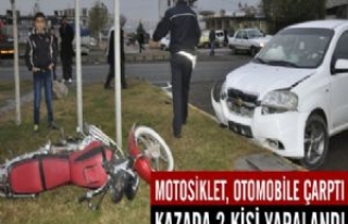 Motosiklet Otomobile Çarptı Kazada 2 Kişi Yaralandı